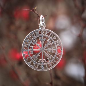 VEGVISIR, ISLÄNDISCHE RUNE ANHÄNGER AUS SILBER - ANHÄNGER - SCHMUCK, SILBER{% if kategorie.adresa_nazvy[0] != zbozi.kategorie.nazev %} - SILBER SCHMUCKSTÜCKE{% endif %}