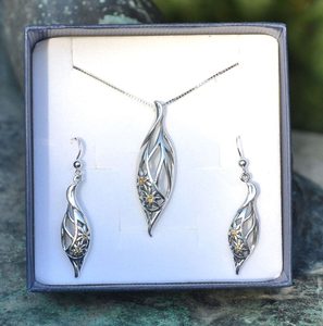 CHRYSANTHEMUM, STERLING SILVER JEWELLERY SET - JEWELLERY SETS{% if kategorie.adresa_nazvy[0] != zbozi.kategorie.nazev %} - SILVER JEWELLERY{% endif %}