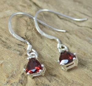 TRIANGULAR, STERLING SILVER GARNET EARRINGS - EARRINGS{% if kategorie.adresa_nazvy[0] != zbozi.kategorie.nazev %} - SILVER JEWELLERY{% endif %}