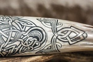 VENDEL, CARVED DRINKING HORN DE LUXE - DRINKING HORNS{% if kategorie.adresa_nazvy[0] != zbozi.kategorie.nazev %} - HORN PRODUCTS{% endif %}