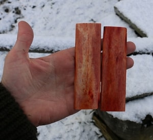 KAMELKNOCHEN SKALEN 35X120X12MM, ROT - 2 STÜCK - MATERIAL FÜR MESSERGRIFFE{% if kategorie.adresa_nazvy[0] != zbozi.kategorie.nazev %} - BUSHCRAFT, REENACTMENT, HANDWERK{% endif %}