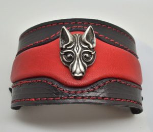 FENRIR - LEDERARMBAND MIT EINEM WOLF - LEDERARMBÄNDER{% if kategorie.adresa_nazvy[0] != zbozi.kategorie.nazev %} - LEDERPRODUKTE{% endif %}