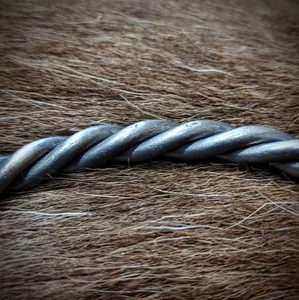 HAND FORGED TWISTED STEEL BRACELET - FORGED JEWELRY, TORCS, BRACELETS{% if kategorie.adresa_nazvy[0] != zbozi.kategorie.nazev %} - JEWELLERY - BRONZE, ZINC{% endif %}