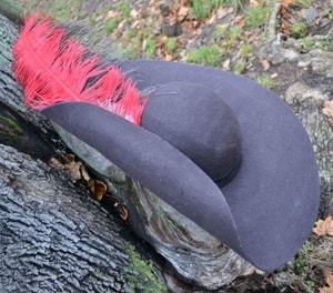 MUSKETEER ROUND HAT - HATS FOR MEN{% if kategorie.adresa_nazvy[0] != zbozi.kategorie.nazev %} - SHOES, COSTUMES{% endif %}