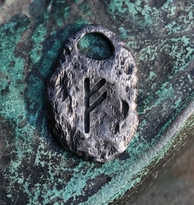 FEHU - RUNE PENDANT - RUNE PENDANTS{% if kategorie.adresa_nazvy[0] != zbozi.kategorie.nazev %} - JEWELLERY - BRONZE, ZINC{% endif %}