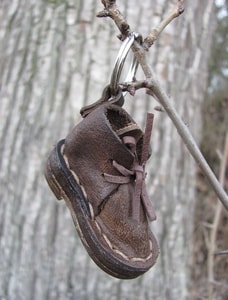 LEATHER SHOE FOR LUCKY VOYAGE - MIDDLE AGES, OTHER PENDANTS{% if kategorie.adresa_nazvy[0] != zbozi.kategorie.nazev %} - JEWELLERY - BRONZE, ZINC{% endif %}