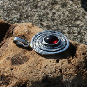 AGARA, PENDANT, STERLING SILVER, GARNET - PENDANTS WITH GEMSTONES, SILVER{% if kategorie.adresa_nazvy[0] != zbozi.kategorie.nazev %} - SILVER JEWELLERY{% endif %}