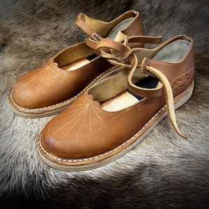 ALTE RÖMISCHE SCHUHE FÜR DAMEN - ANTIK SCHUHE{% if kategorie.adresa_nazvy[0] != zbozi.kategorie.nazev %} - SCHUHE, KLEIDUNG{% endif %}