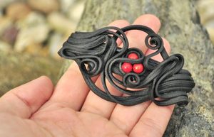 HAIR BROOCH WITH CORALS - SCHMUCK MIT STEINEN{% if kategorie.adresa_nazvy[0] != zbozi.kategorie.nazev %} - SCHMUCKSTÜCKE{% endif %}