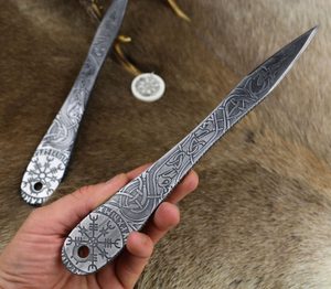 ARROW ETCHED THROWING KNIFE WITH VEGVÍSIR - 1 PIECE - SHARP BLADES - THROWING KNIVES{% if kategorie.adresa_nazvy[0] != zbozi.kategorie.nazev %} - WEAPONS - SWORDS, AXES, KNIVES{% endif %}