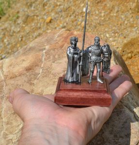 PAIR OF BURGUNDY, HISTORICAL TIN STATUE - PEWTER FIGURES{% if kategorie.adresa_nazvy[0] != zbozi.kategorie.nazev %} - PAGAN DECORATIONS{% endif %}