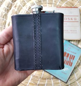 HIP FLASK, KINGDOM OF BOHEMIA - LION - BOTTLES, HIP FLASKS{% if kategorie.adresa_nazvy[0] != zbozi.kategorie.nazev %} - LEATHER PRODUCTS{% endif %}