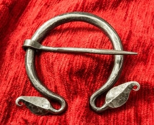 SCHMIEDE FIBULA - BLATT, BROSCHE PENANNULAR - KOSTÜM SCHNALLEN, SCHMUCK GESCHMIEDET{% if kategorie.adresa_nazvy[0] != zbozi.kategorie.nazev %} - SCHMIEDEARBEITEN, MINTAGE{% endif %}