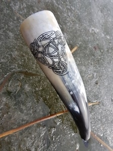 VIKING TRISKEL, DECORATED WITH ENGRAVED DRINKING HORN 0.5 L - DRINKING HORNS{% if kategorie.adresa_nazvy[0] != zbozi.kategorie.nazev %} - HORN PRODUCTS{% endif %}