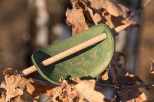 PRAGA, LEATHER HAIR CLIP, GREEN - HAIR CLIPS, ACCESSORIES, JEWELLERY{% if kategorie.adresa_nazvy[0] != zbozi.kategorie.nazev %} - LEATHER PRODUCTS{% endif %}