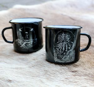 CTHULHU ENAMEL MUG - MUGS, GOBLETS, SCARVES{% if kategorie.adresa_nazvy[0] != zbozi.kategorie.nazev %} - HOME DECOR{% endif %}