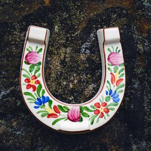 LUCKY HORSESHOE, HANDPAINTED CERAMICS - TRADITIONELLE TSCHECHISCHE KERAMIK{% if kategorie.adresa_nazvy[0] != zbozi.kategorie.nazev %} - KERAMIK{% endif %}