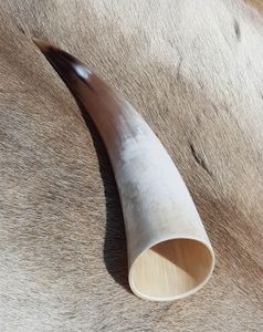 SLEIPNIR PFERD, CARVED DRINKING HORN - 0.3 L - TRINKHÖRNER{% if kategorie.adresa_nazvy[0] != zbozi.kategorie.nazev %} - HORNPRODUKTE{% endif %}