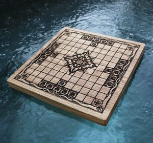 HNEFATAFL ODER TAFL, WIKINGER-BRETTSPIEL – NUR HOLZBRETT - WIKINGER - BRETTSPIELE{% if kategorie.adresa_nazvy[0] != zbozi.kategorie.nazev %} - HISTORISCHE BRETTSPIELE{% endif %}