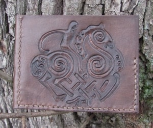 ODIN AND SLEIPNIR, CARVED LEATHER WALLET - GELDTASCHE{% if kategorie.adresa_nazvy[0] != zbozi.kategorie.nazev %} - LEDERPRODUKTE{% endif %}