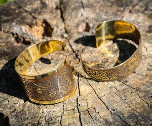 LAOISE, BRASS BANGLE, MADE IN IRELAND - CELTIC BRASS JEWELS, IMPORT FROM IRELAND{% if kategorie.adresa_nazvy[0] != zbozi.kategorie.nazev %} - JEWELLERY - BRONZE, ZINC{% endif %}