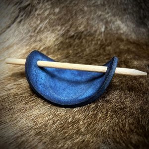 SCOTTISH THISTLE LEATHER HAIR CLIP BLUE - HAIR CLIPS, ACCESSORIES, JEWELLERY{% if kategorie.adresa_nazvy[0] != zbozi.kategorie.nazev %} - LEATHER PRODUCTS{% endif %}