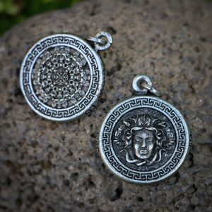 GRIECHISCHE MEDUSA, MYTHOLOGIE, ZINKANHÄNGER, ALTSILBER - ALLE ANHÄNGER, UNSERE PRODUKTION{% if kategorie.adresa_nazvy[0] != zbozi.kategorie.nazev %} - SCHMUCKSTÜCKE{% endif %}