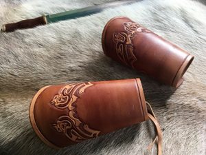 CELTIC CATS, LEATHER BRACERS - LEDERRÜSTUNG, HANDSCHUHE{% if kategorie.adresa_nazvy[0] != zbozi.kategorie.nazev %} - RÜSTUNGEN{% endif %}