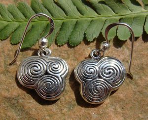 NEWGRANGE TRIPLE SPIRAL, SILVER EARRINGS, AG 925 - OHRRINGE{% if kategorie.adresa_nazvy[0] != zbozi.kategorie.nazev %} - SILBER SCHMUCKSTÜCKE{% endif %}