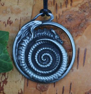 OUROBOROS, DRACHE, ZINNANHÄNGER - DRACHEN FANTASY AMULETTE{% if kategorie.adresa_nazvy[0] != zbozi.kategorie.nazev %} - SCHMUCKSTÜCKE{% endif %}