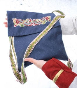 DÉBUT SAC À BANDOULIÈRE MÉDIÉVALE - BOUTONS EN ÉTAIN ET SACS EN TISSUS{% if kategorie.adresa_nazvy[0] != zbozi.kategorie.nazev %} - COSTUMES, CHAUSSURES{% endif %}