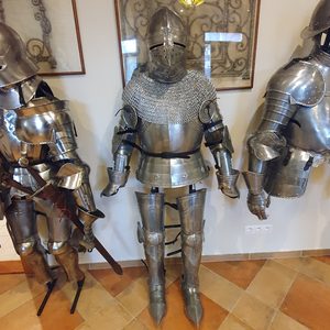 MEDIEVAL SUIT OF ARMOR, ALUMINIUM, COSTUME RENTAL - KOSTÜMVERLEIH HISTORISCHE KOSTÜME{% if kategorie.adresa_nazvy[0] != zbozi.kategorie.nazev %} - FILM UND REQUISITEN{% endif %}