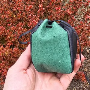 LEATHER POUCH - GREEN - BAGS, SPORRANS{% if kategorie.adresa_nazvy[0] != zbozi.kategorie.nazev %} - LEATHER PRODUCTS{% endif %}