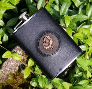 HIP FLASK, SCOTTISH THISTLE - BOTTLES, HIP FLASKS{% if kategorie.adresa_nazvy[0] != zbozi.kategorie.nazev %} - LEATHER PRODUCTS{% endif %}