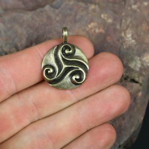 CELTIC TRISKELE, PENDANT, ZINC, ANTIQUE BRASS - ALL PENDANTS, OUR PRODUCTION{% if kategorie.adresa_nazvy[0] != zbozi.kategorie.nazev %} - JEWELLERY - BRONZE, ZINC{% endif %}