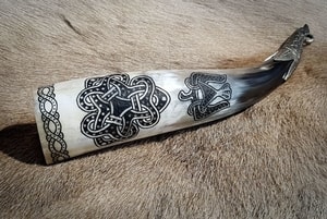 CROW, GNEZDOVO, ENGRAVED VIKING HORN - 0.4 L SHETLAND - DRINKING HORNS{% if kategorie.adresa_nazvy[0] != zbozi.kategorie.nazev %} - HORN PRODUCTS{% endif %}