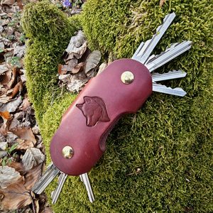 WOLF - LEATHER KEY RING WITH SCREWS, COGNAC - KEYCHAINS, WHIPS, OTHER{% if kategorie.adresa_nazvy[0] != zbozi.kategorie.nazev %} - LEATHER PRODUCTS{% endif %}