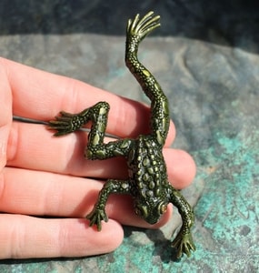 FROG, COSTUME BROOCH - COSTUME JEWELLERY{% if kategorie.adresa_nazvy[0] != zbozi.kategorie.nazev %} - JEWELLERY - BRONZE, ZINC{% endif %}