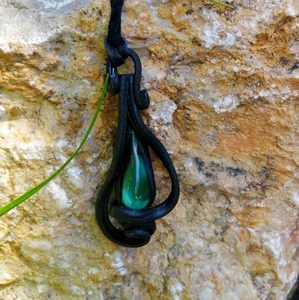 GREEN GLASS DROP - PENDANT - FANTASY JEWELS{% if kategorie.adresa_nazvy[0] != zbozi.kategorie.nazev %} - JEWELLERY - BRONZE, ZINC{% endif %}