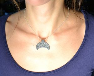 LUNULA, BIJOUX SLAVE S, IXÈME SIÈCLE, RÉPLIQUE EN ARGENT, TYPE 6 - PENDENTIFS{% if kategorie.adresa_nazvy[0] != zbozi.kategorie.nazev %} - BIJOUX EN ARGENT{% endif %}