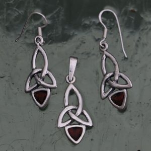 KIRA, PENDANT AND EARRINGS, SILVER 925 GARNET - JEWELLERY SETS{% if kategorie.adresa_nazvy[0] != zbozi.kategorie.nazev %} - SILVER JEWELLERY{% endif %}