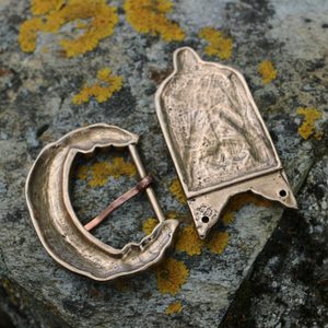 FENRIR BORRE STYLE - BELT BUCKLE AND STRAP END, BRONZE - BELT ACCESSORIES{% if kategorie.adresa_nazvy[0] != zbozi.kategorie.nazev %} - LEDERPRODUKTE{% endif %}