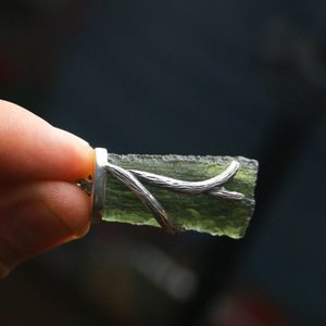 ROOTS CZECH MOLDAVITE PENDANT, SILVER - MOLDAVITE{% if kategorie.adresa_nazvy[0] != zbozi.kategorie.nazev %} - SILBER SCHMUCKSTÜCKE{% endif %}