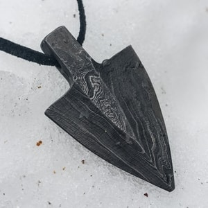 GÁE BULG, SPEAR MINIATURE, DECORATIVE ITEM DAMASCUS STEEL - FORGED JEWELRY, TORCS, BRACELETS{% if kategorie.adresa_nazvy[0] != zbozi.kategorie.nazev %} - JEWELLERY - BRONZE, ZINC{% endif %}