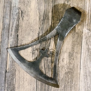 VIKING AXE FROM HEJDE, GOTLAND, REPLICA - AXES, POLEWEAPONS{% if kategorie.adresa_nazvy[0] != zbozi.kategorie.nazev %} - WEAPONS - SWORDS, AXES, KNIVES{% endif %}