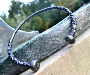 FORGED TORC WITH BALL TERMINALS - FORGED PRODUCTS{% if kategorie.adresa_nazvy[0] != zbozi.kategorie.nazev %} - SMITHY WORKS, COINS{% endif %}