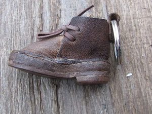 LEATHER SHOE FOR LUCKY VOYAGE - MIDDLE AGES, OTHER PENDANTS{% if kategorie.adresa_nazvy[0] != zbozi.kategorie.nazev %} - JEWELLERY - BRONZE, ZINC{% endif %}