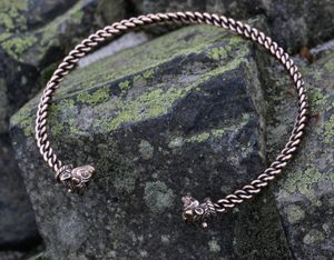 KELTISCHER TORQUES, STIERKÖPFE, BRONZE - GESCHMIEDETEN SCHMUCK, TORQUES, BRACELET{% if kategorie.adresa_nazvy[0] != zbozi.kategorie.nazev %} - SCHMUCKSTÜCKE{% endif %}