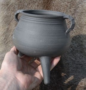 MEDIEVAL TRIPOD CERAMIC VESSEL, XV. CENTURY, BOHEMIA - GESCHIRR UND TASSE{% if kategorie.adresa_nazvy[0] != zbozi.kategorie.nazev %} - KERAMIK{% endif %}