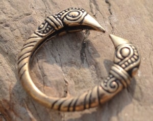 VIKING RAVEN HEAD RING, BRONZE - HISTORISCHEN REPLIKEN AUS BRONZE{% if kategorie.adresa_nazvy[0] != zbozi.kategorie.nazev %} - SCHMUCKSTÜCKE{% endif %}